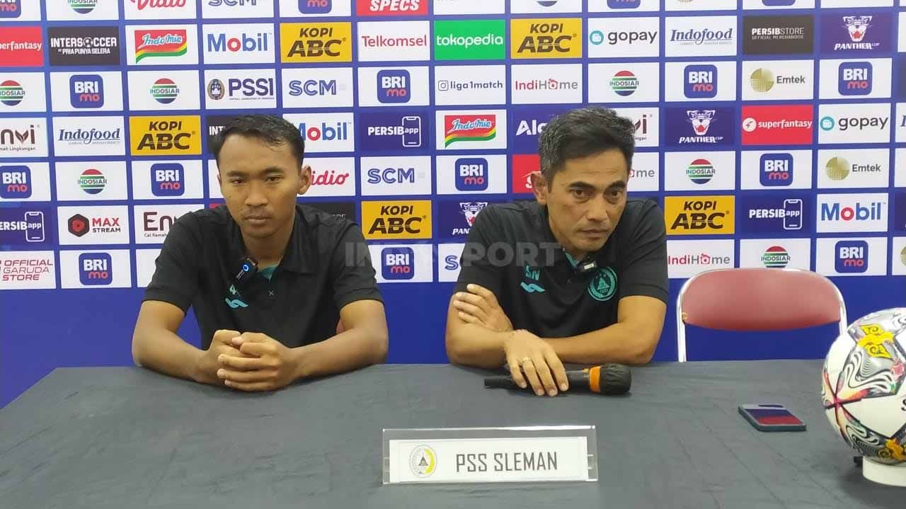 Pelatih PSS Sleman, Seto Nurdiantoro (kanan) dan pemainnya Nurdiansyah (kiri). Copyright: © Arif Rahman/INDOSPORT