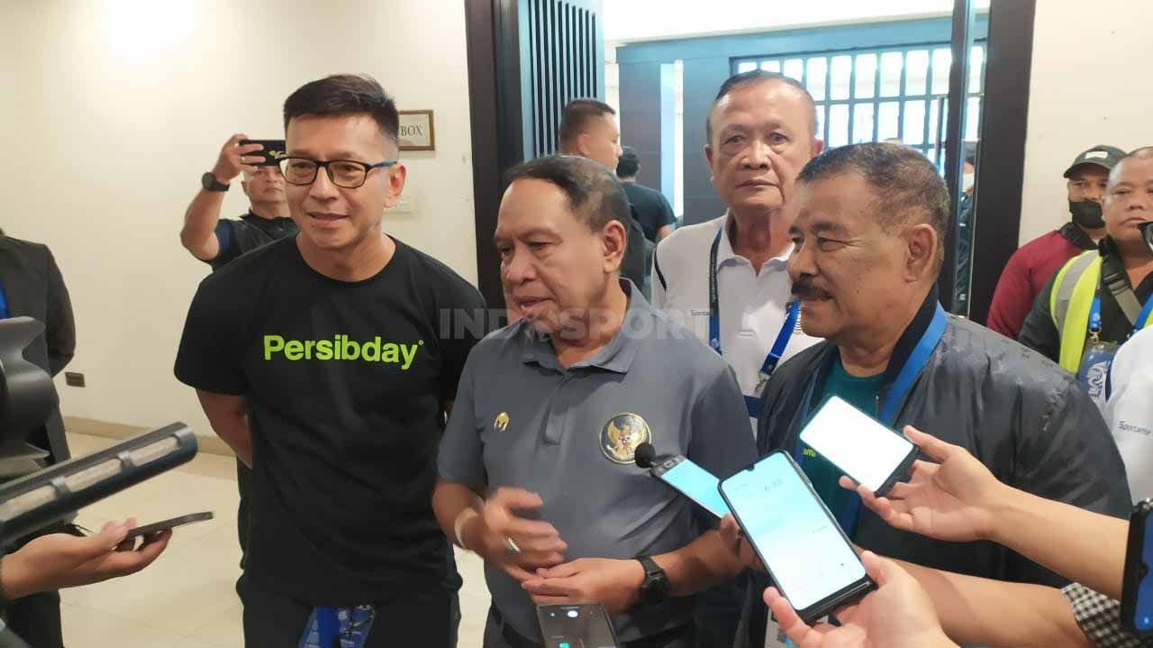 Menteri Pemuda dan Olahraga, Zainudin Amali (tengah) didampingi petinggi PT PBB, Teddy Tjahjono (kiri) dan Umuh Muchtar (kanan) di Stadion Gelora Bandung Lautan Api (GBLA), Kota Bandung, Minggu (05/02/22). Copyright: © Arif Rahman/INDOSPORT