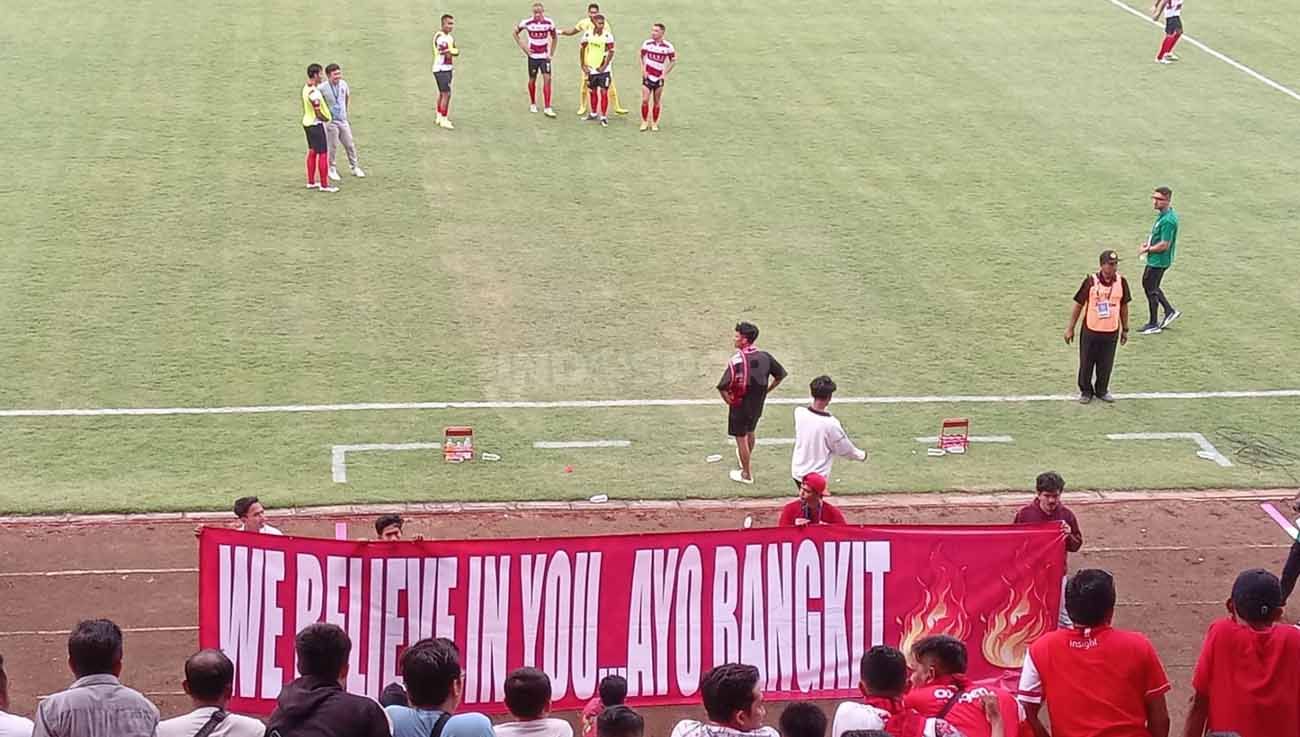 Suporter Madura United memberi semangat kepada tim usai dikalahkan Persis Solo. Copyright: © Ian Setiawan/INDOSPORT