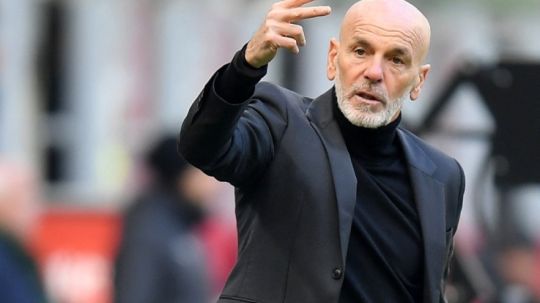 Pelatih AC Milan, Stefano Pioli. Foto: REUTERS/Daniele Mascolo. Copyright: © REUTERS/Daniele Mascolo