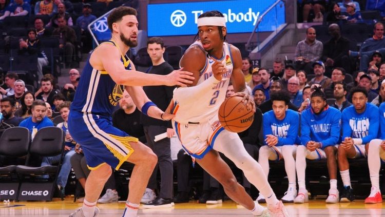 Klay Thompson dan Shai Gilgeous-Alexander di pertandingan Golden State Warriors vs Oklahoma City Thunder, 6 Februari 2023 waktu setempat. Foto: Kelley L Cox-USA TODAY Sports via REUTERS. Copyright: © Kelley L Cox-USA TODAY Sports via REUTERS