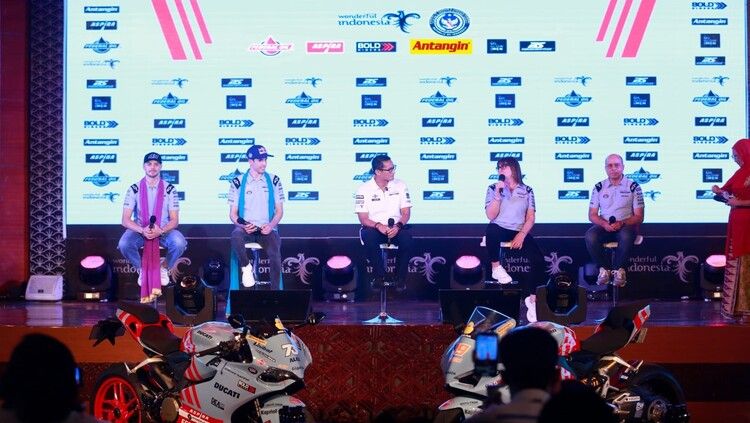 (Kiri-kanan): Fabio Di Giannantonio, Alex Marquez, Menparekraf RI Sandiaga Uno, Owner Gresini Racing Nadia Padovani, dan Commercial and Marketing Director Gresini Racing Carlo Merlini di acara “Kick Off Press Conference Gresini Racing 2023” Copyright: © Megapro