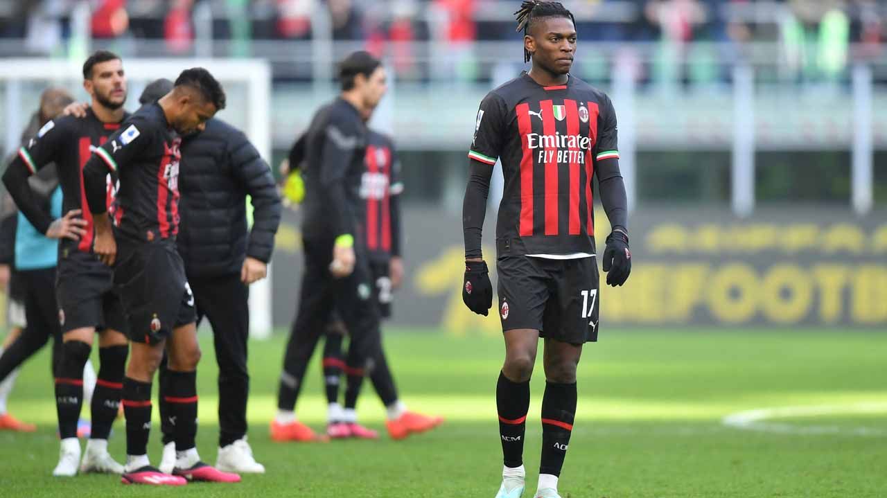 Sistem tiga bek (3-4-3) ternyata belum menyelesaikan kemelut lini pertahanan raksasa Liga Italia (Serie A), AC Milan, setelah dihajar Udinese. Copyright: © REUTERS/Daniele Mascolo