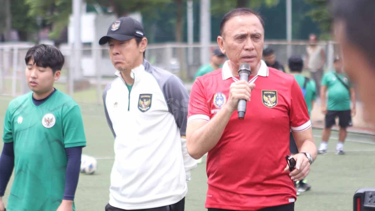 Mochamad Iriawan meminta Shin Tae-yong tetap melatih Timnas Indonesia meski dia per tgl 16 sudah tak jadi ketum PSSI lagi. Copyright: © Herry Ibrahim/INDOSPORT