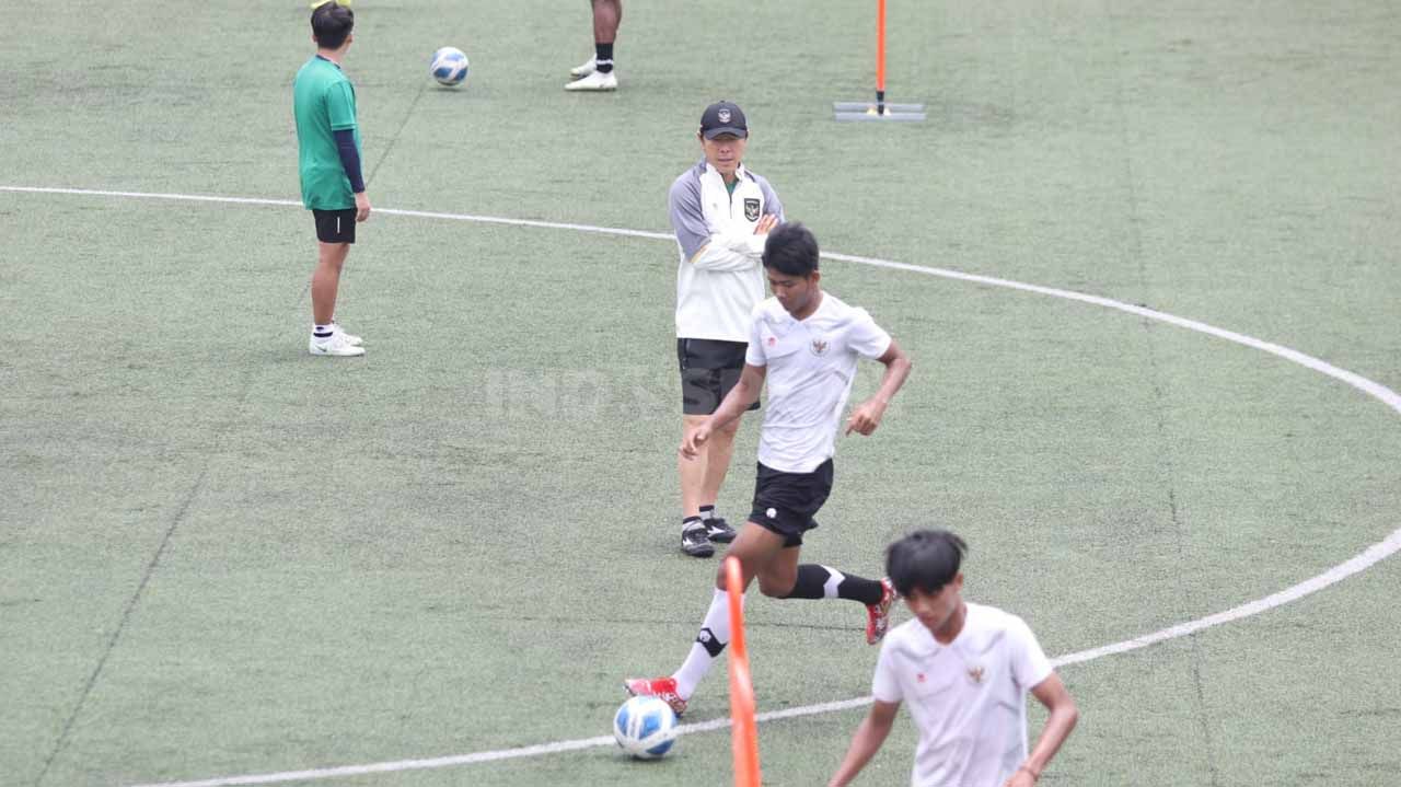 Latihan Timnas Indonesia U-20 sebagai persiapan Piala Asia U-20 2023 di Lapangan C Senayan, Rabu (08/02/23). Latihan dimulai pukul 11WIB dibawah terik matahari. Copyright: © Herry Ibrahim/INDOSPORT