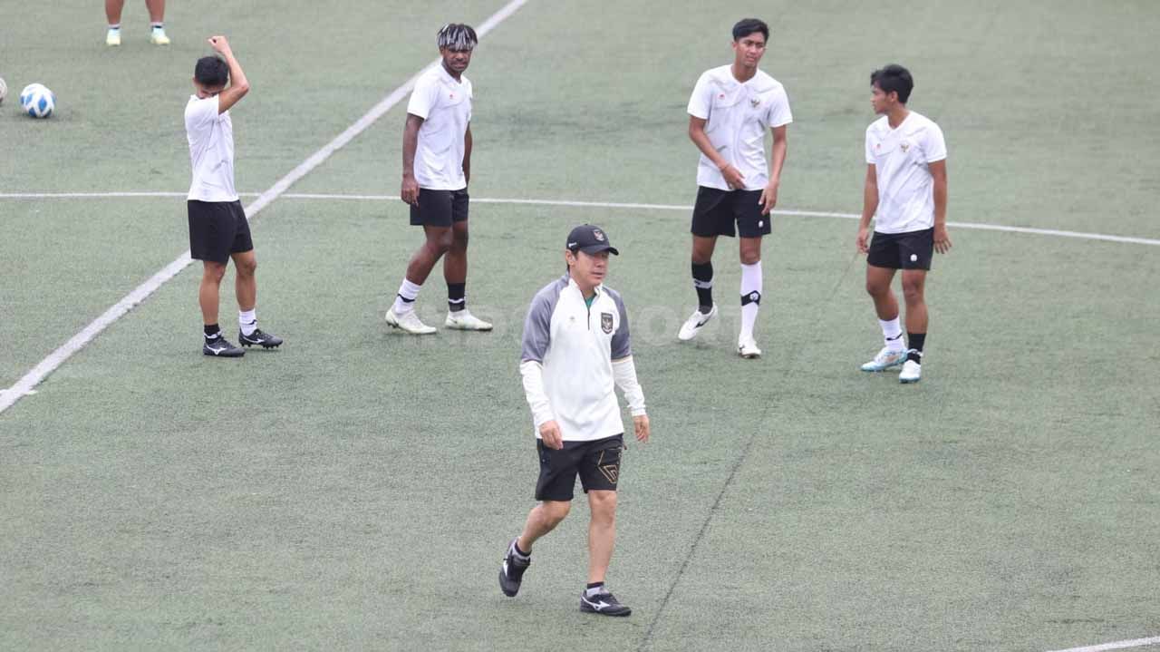 Latihan Timnas Indonesia U-20 sebagai persiapan Piala Asia U-20 2023 di Lapangan C Senayan, Rabu (08/02/23). Latihan dimulai pukul 11WIB dibawah terik matahari. Copyright: © Herry Ibrahim/INDOSPORT