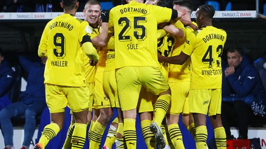 Selebrasi para pemain Borussia Dortmund usai cetak gol ke gawang Bochum di DFB Pokal. Copyright: © REUTERS/Wolfgang Rattay
