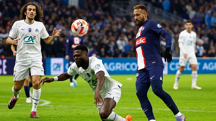 Bintang Timnas Brasil dan Paris Saint-Germain (PSG), Neymar, tulis curhatan pilu karena harus absen panjang hingga akhir musim karena operasi pergelangan kaki. Copyright: © REUTERS/Eric Gaillard