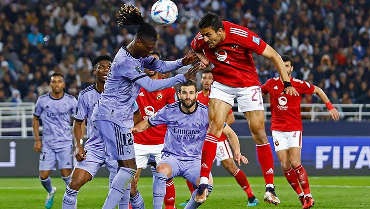 Perebutan duel udara antara pemain Real Madrid dengan Al Ahly di Piala Dunia Antarklub. Copyright: © REUTERS/Andrew Boyers