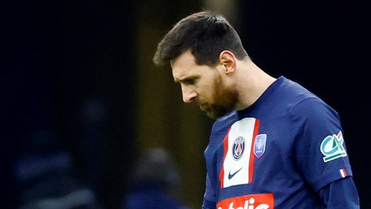 Paris Saint-Germain (PSG) dilaporkan telah menjatuhi hukuman langsung kepada Lionel Messi karena melakukan perjalanan ke Arab Saudi tanpa izin. Copyright: © REUTERS/Eric Gaillard