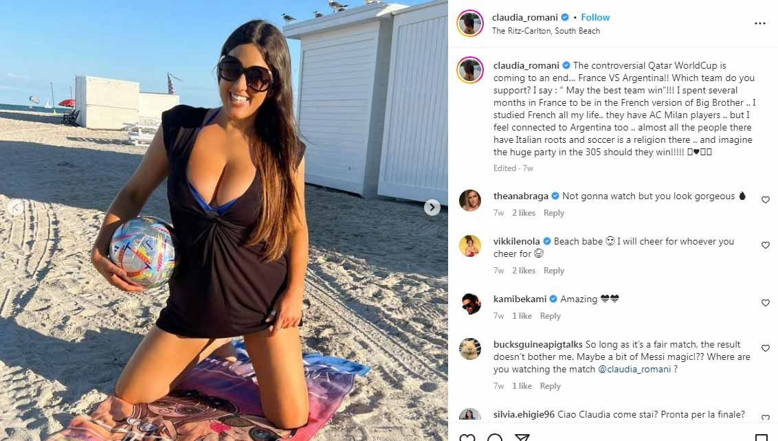 Claudia Romani yang disebut sebagai wasit terseksi di dunia bikin gempar jagat maya usai pamer aurat kala menunjukkan dukungannya untuk AC Milan. (Foto: Instagram@claudia_romani) Copyright: © Instagram@claudia_romani