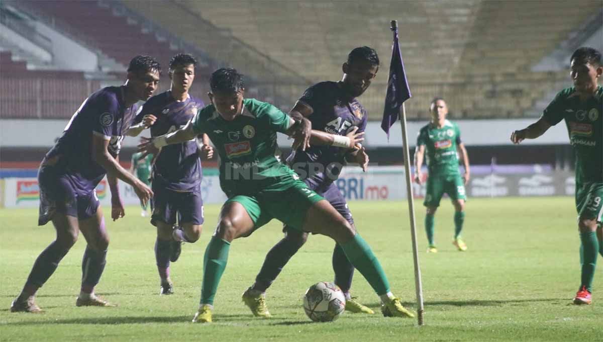 Penyerang PSS Sleman, Saddam Gaffar, berusaha mengukur waktu dengan membawa bola ke pojok lapangan. Copyright: © Nofik Lukman Hakim/INDOSPORT