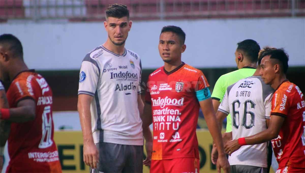 Ricky Fajrin (tengah) saat laga Liga 1 antara Bali United melawan Persib Bandung.  Copyright: © Nofik Lukman Hakim/INDOSPORT