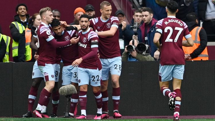 Emerson merayakan gol bersama rekannya di laga West Ham vs Chelsea (11/02/23). (Foto: REUTERS/Tony Obrien) Copyright: © REUTERS/Tony Obrien