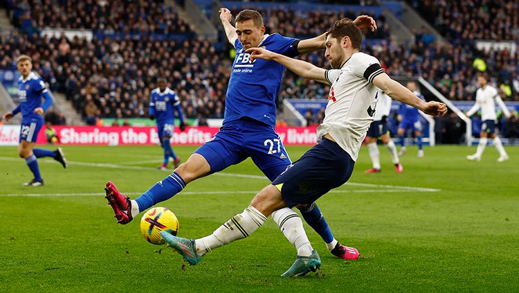 Pemain Tottenham Hotspur, Ben Davies, coba melepaskan tendangan tetapi diadang pemain Leicester City di Liga Inggris. Copyright: © Reuters/Jason Cairnduff