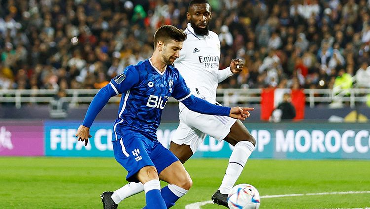 Duel perebutan bola antara pemain Real Madrid, Antonio Rudiger dengan pemain Al Hilal di Piala Dunia Antarklub. Copyright: © Reuters/Andrew Boyers