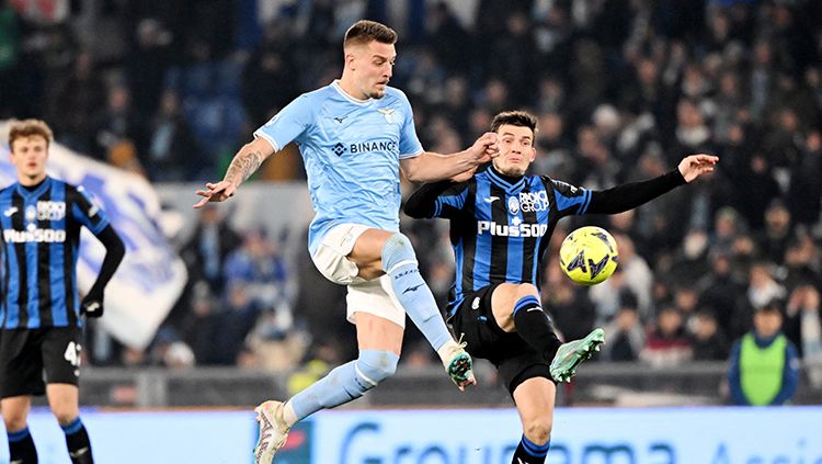 Duel udara antara pemain Lazio dengan pemain Atalanta di Liga Italia. Copyright: © REUTERS/Alberto Lingria