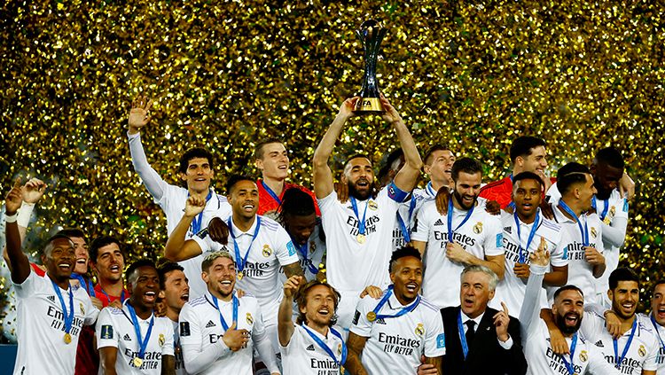 Selebrasi pemain Real Madrid usai merengkuh gelar Piala Dunia Antarklub. Copyright: © REUTERS/Susana Vera
