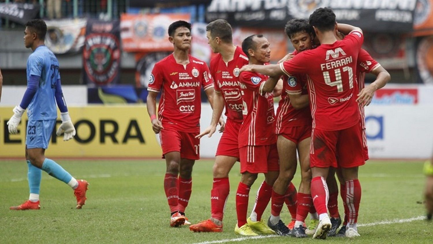 Selebrasi para pemain Persija Jakarta usai gol yang dicetak oleh Hanif Sjahbandi ke gawang Arema FC lewat tendangan penalti pada laga Liga 1 pekan ke-23 di Stadion Patriot Bekasi, Minggu (12/02/23). Copyright: © Herry Ibrahim/INDOSPORT