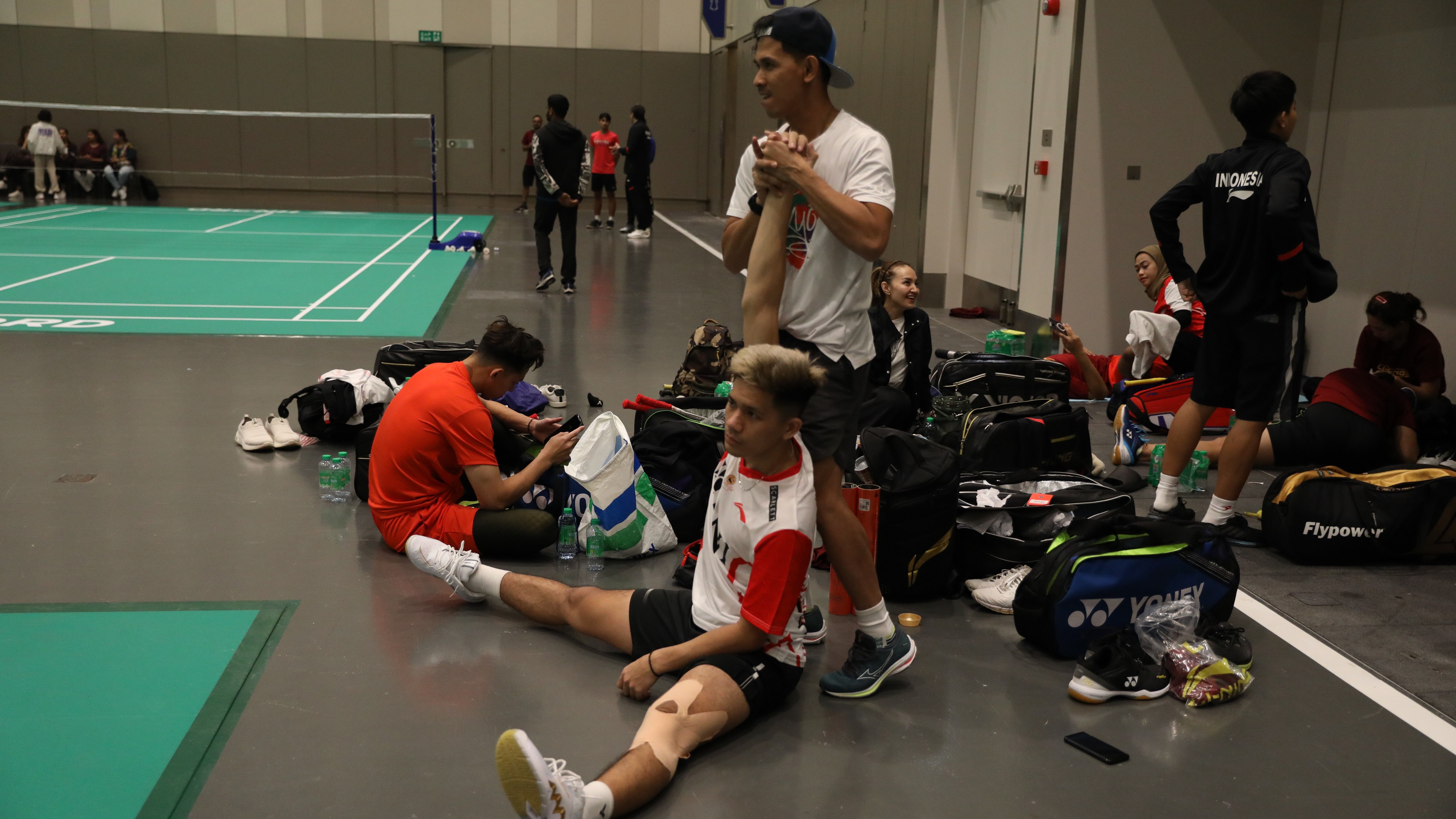 Yeremia Rambitan bersama skuad Indonesia saat berlatih di Dubai Exhibition Centre, jelang Badminton Asia Mixed Team Championships 2023. Copyright: © Humas PP PBSI