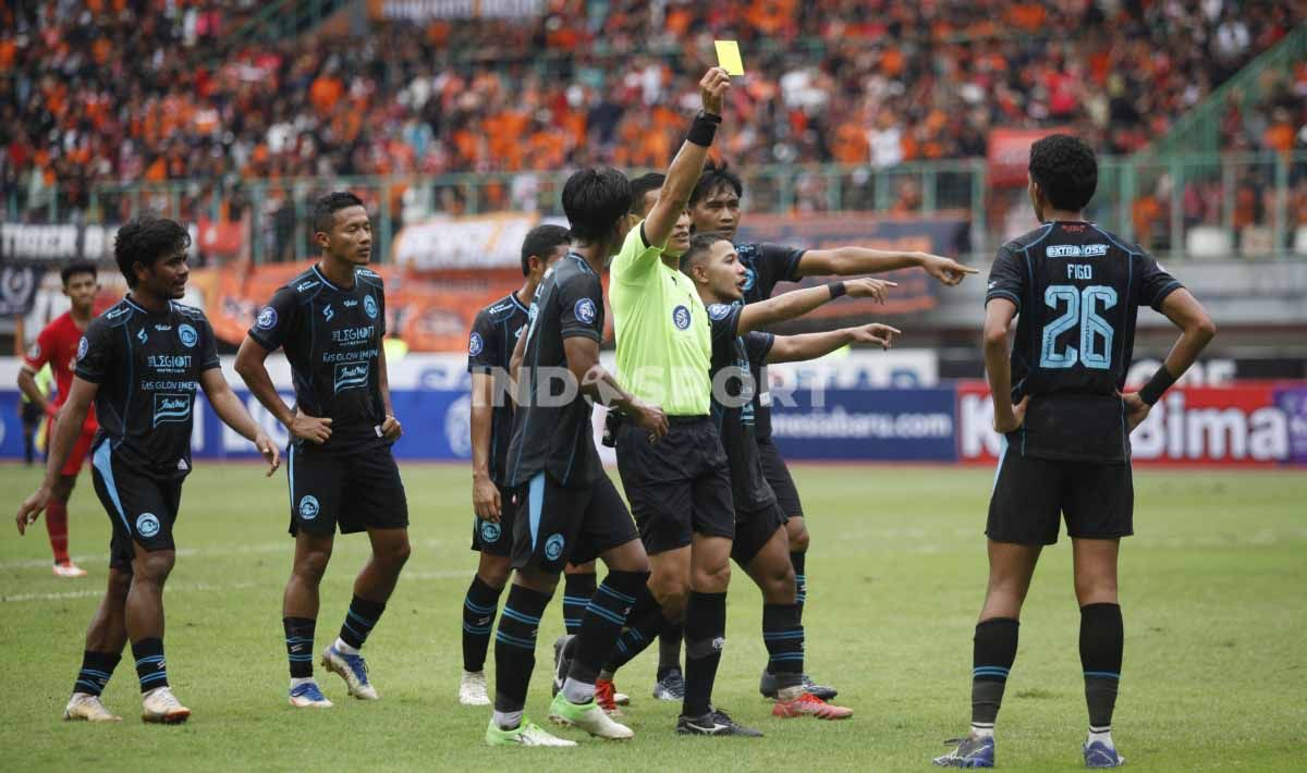 Arema FC berada dalam tekanan tinggi saat menghadapi Persis Solo pada jadwal pekan ke-30 Liga 1 di Stadion Maguwoharjo Sleman, Rabu (15/03/23). Copyright: © Herry Ibrahim/INDOSPORT
