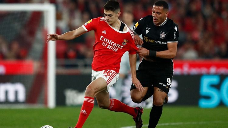 Antonio Silva (kiri) kala berduel Clayton di laga Benfica vs Casa Pia (05/02/23). (Foto: REUTERS/Pedro Nunes) Copyright: © REUTERS/Pedro Nunes