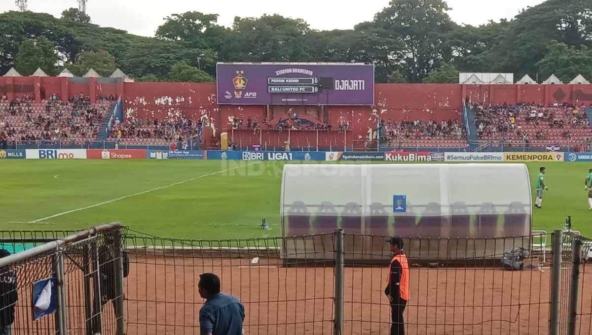 Seiring performa tak menawan, minat suporter menurun drastis dalam mendukung Persik Kediri vs Bali United di Stadion Brawijaya. Copyright: © Ian Setiawan/INDOSPORT