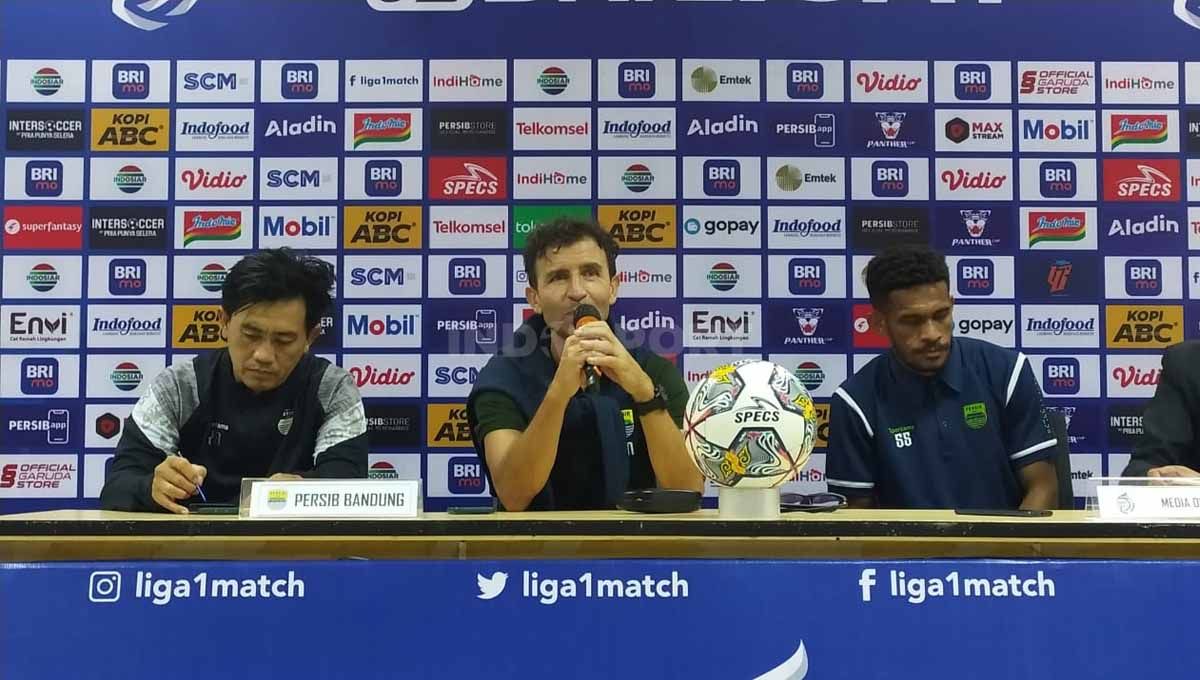 Pelatih Persib, Luis Milla, saat konferensi pers usai pertandingan menghadapi PSM Makassar di Stadion Pakansari, Bogor, Selasa (14/02/23). Foto: Arif Rahman/INDOSPORT. Copyright: © Arif Rahman/INDOSPORT