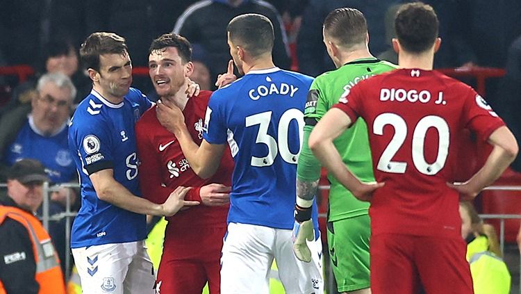 Conor Coady berseteru dengan Andrew Robertson di laga Liverpool vs Everton (14/02/23). (Foto: REUTERS/Carl Recine) Copyright: © REUTERS/Carl Recine