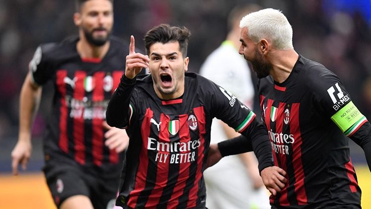 Brahim Diaz (tengah) merayakan golnya di laga AC Milan vs Tottenham Hotspur (15/02/23). (Foto: REUTERS/Daniele Mascolo) Copyright: © REUTERS/Daniele Mascolo