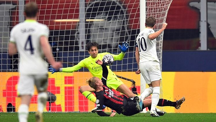 Aksi Ciprian Tatarusanu menghadang sepakan Harry Kane di laga AC Milan vs Tottenham Hotspur (15/02/23). (Foto: REUTERS/Daniele Mascolo) Copyright: © REUTERS/Daniele Mascolo