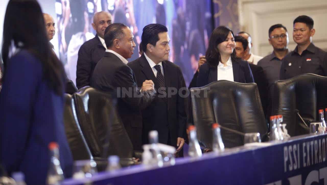 Ketua Umum (Ketum) PSSI, Erick Thohir, terlihat serius ketika rapat dengan Shin Tae-yong membahas Persiapan tim nasional Indonesia. Copyright: © Herry Ibrahim/INDOSPORT