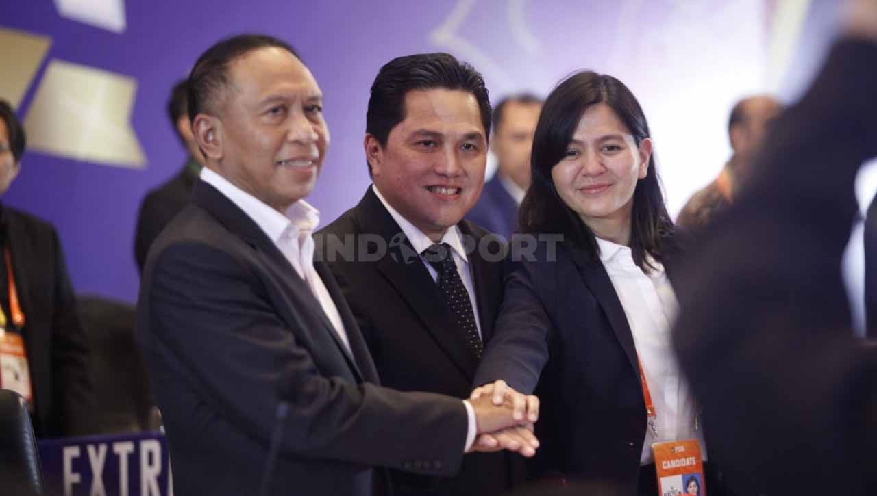 Erick Thohir resmi terpilih menjadi Ketua Umum PSSI periode 2023-2027 dalam Kongres Luar Biasa (KLB) PSSI di hotel Shangri-La, Kamis (16/02/23). Ia didampingi oleh dua wakil terpilih, Zainudin Amali dan Ratu Tisha Destria. Copyright: © Herry Ibrahim/INDOSPORT