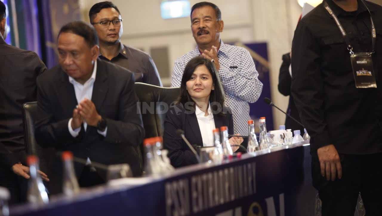 Zainudin Amali dan Ratu Tisha di Kongress Luar Biasa (KLB) PSSI Usai, Kamis (16/02/23). Copyright: © Herry Ibrahim/INDOSPORT