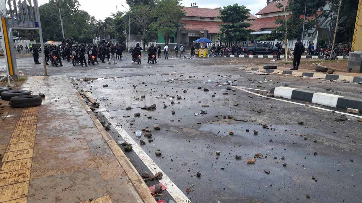 Sisa-sisa kericuhan saat ratusan oknum suporter PSIS Semarang ricuh dengan pihak keamanan. Copyright: © Nofik Lukman Hakim/INDOSPORT