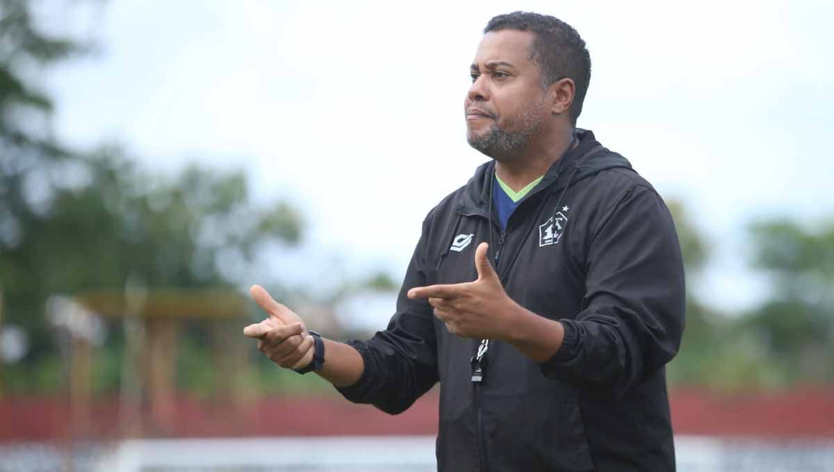 Pelatih kebangsaan Portugal, Divaldo Alves dianggap sukses membangkitkan Persik Kediri dari zona degradasi ke posisi 10 besar klasemen Liga 1. Copyright: © MO Persik Kediri