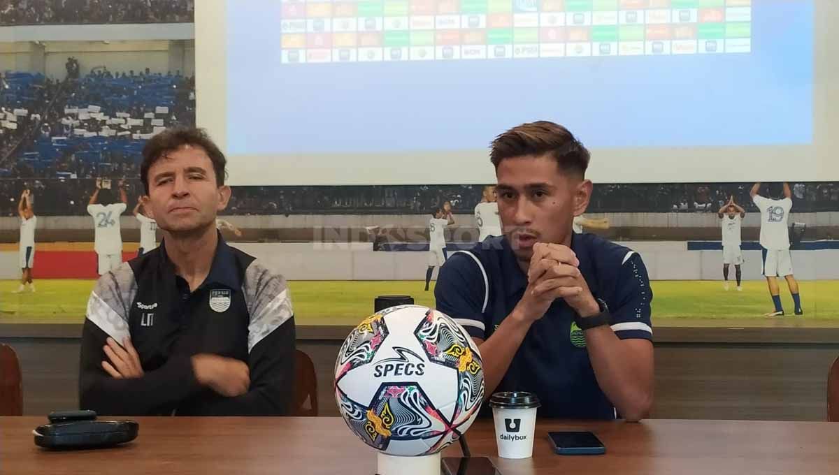 Pelatih Persib, Luis Milla (tengah) bersama pemainnya Daisuke Sato (kanan) saat konferensi pers menjelang pertandingan menghadapi RANS Nusantara FC. Copyright: © Arif Rahman/INDOSPORT