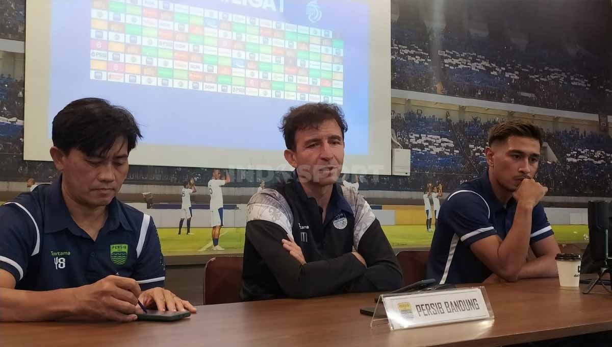 Pelatih Persib, Luis Milla (tengah) bersama pemainnya Daisuke Sato (kanan) saat konferensi pers menjelang pertandingan menghadapi RANS Nusantara FC. Foto: Arif Rahman/INDOSPORT. Copyright: © Arif Rahman/INDOSPORT