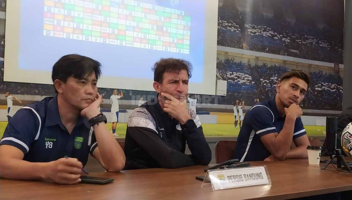 Pelatih Persib, Luis Milla (tengah) bersama pemainnya Daisuke Sato (kanan) saat konferensi pers menjelang pertandingan menghadapi RANS Nusantara FC. Copyright: © Arif Rahman/INDOSPORT