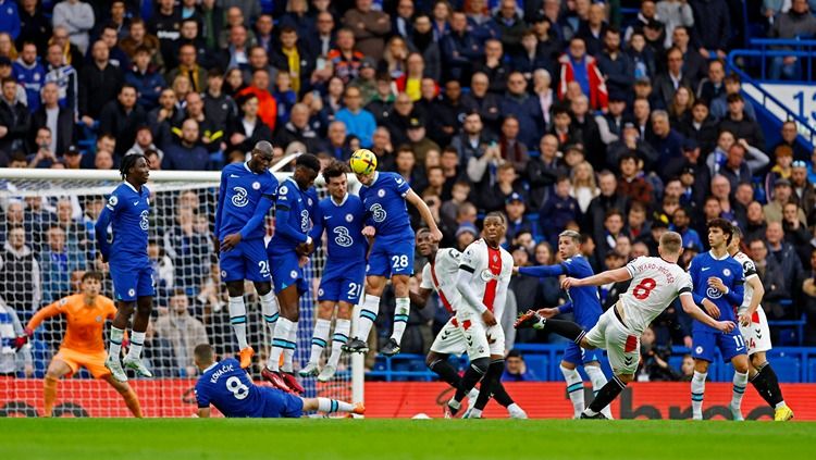 James Ward-Prowse mencetak gol tendangan bebas di laga Chelsea vs Southampton (18/02/23). (Foto: Reuters/Andrew Boyers) Copyright: © Reuters/Andrew Boyers
