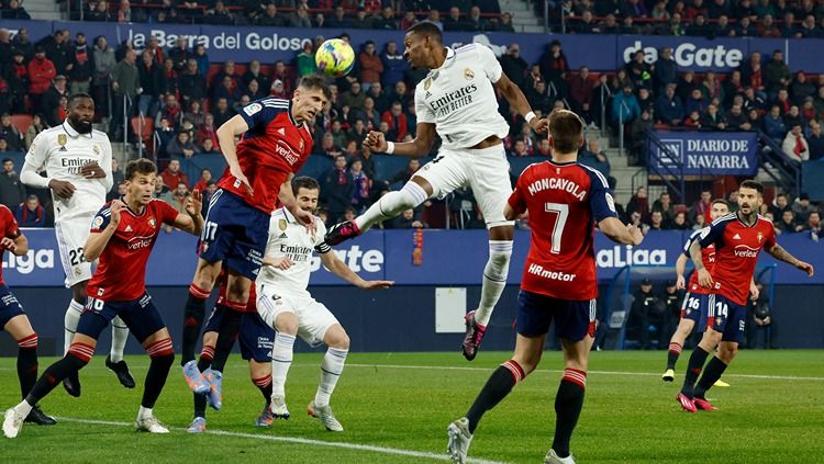 David Alaba menanduk bola di laga Osasuna vs Real Madrid (19/02/23). (Foto: REUTERS/Vincent West) Copyright: © REUTERS/Vincent West