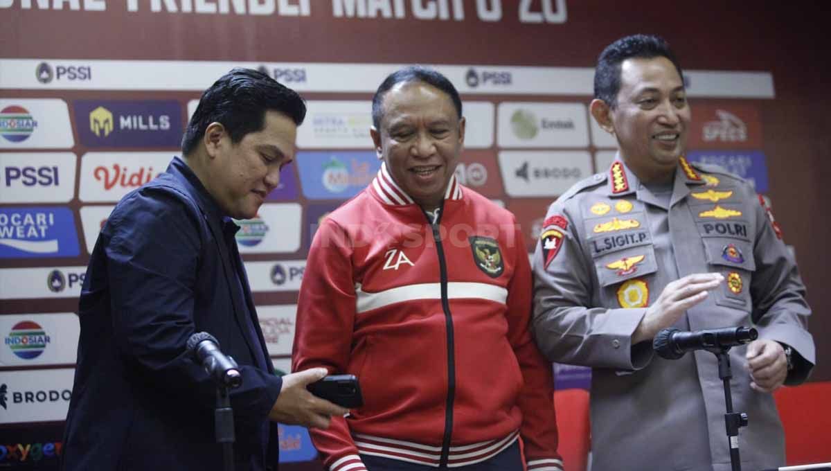 Ketua Umum PSSI Erick Thohir, Kapolri Sigit Listyo Prabowo dan Menpora Zainudin pada acara presconference Penegakan Hukum Match Fixing di Media Center GBK, Minggu (19/02/23). Copyright: © Herry Ibrahim/INDOSPORT