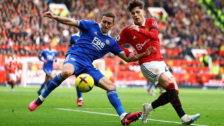 Alejandro Garnacho berduel dengan Timothy Castagne di laga Manchester United vs Leicester City (19/02/23). (Foto: REUTERS/Molly Darlington) Copyright: © REUTERS/Molly Darlington