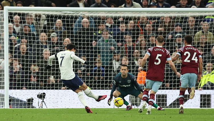 Son Heung-min mencetak gol di laga Tottenham Hotspur vs West Ham (19/02/23). (Foto: REUTERS/David Klein) Copyright: © REUTERS/David Klein