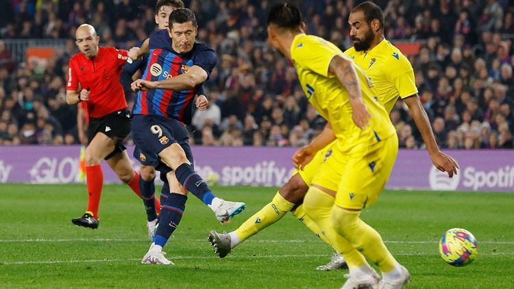 Robert Lewandowski mencetak gol di laga Barcelona vs Cadiz (20/02/23). (Foto: REUTERS/Albert Gea) Copyright: © REUTERS/Albert Gea