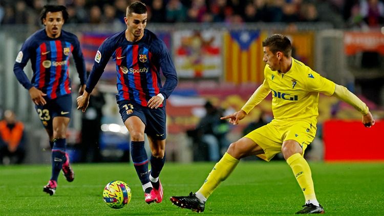 Xavi Hernandez, membela Ferran Torres mati-matian setelah insiden rebutan penalti dalam laga Liga Spanyol (LaLiga) antara Barcelona vs Valencia. (Foto: REUTERS/Albert Gea) Copyright: © REUTERS/Albert Gea