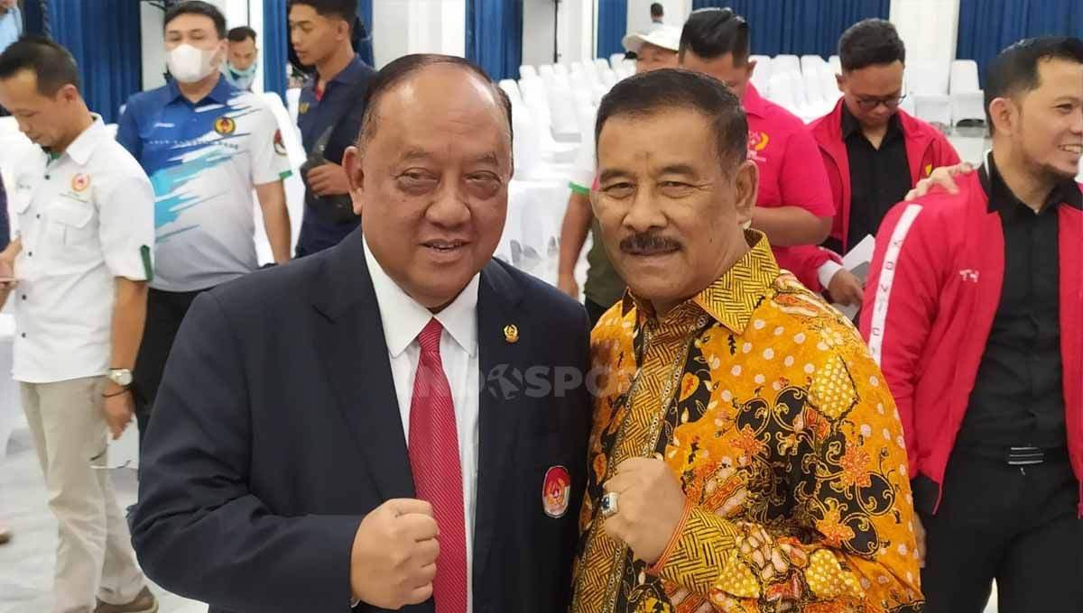 Ketua KONI, Marciano Norman (kiri) dan Komisaris PT PBB, Umuh Muchtar (kanan) saat pelantikan kepengurusan KONI Jabar 2022-2026 di Gedung Sate, Kota Bandung, Selasa (21/02/23). Copyright: © Arif Rahman/INDOSPORT