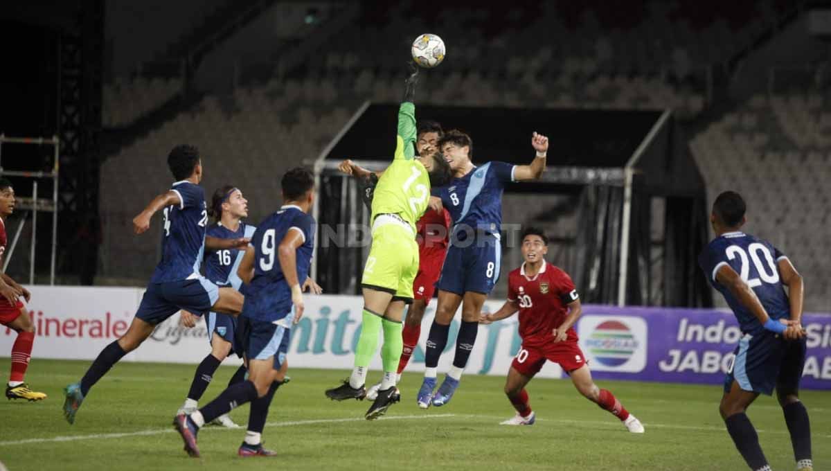 Pertandingan antara Timnas Indonesia melawan Guatemala pada Turnamen Mini yang digelar PSSI sebagai persiapan Piala Asia U-20 2023 di Stadion GBK, Selasa (21/02/23). Copyright: © Herry Ibrahim/INDOSPORT
