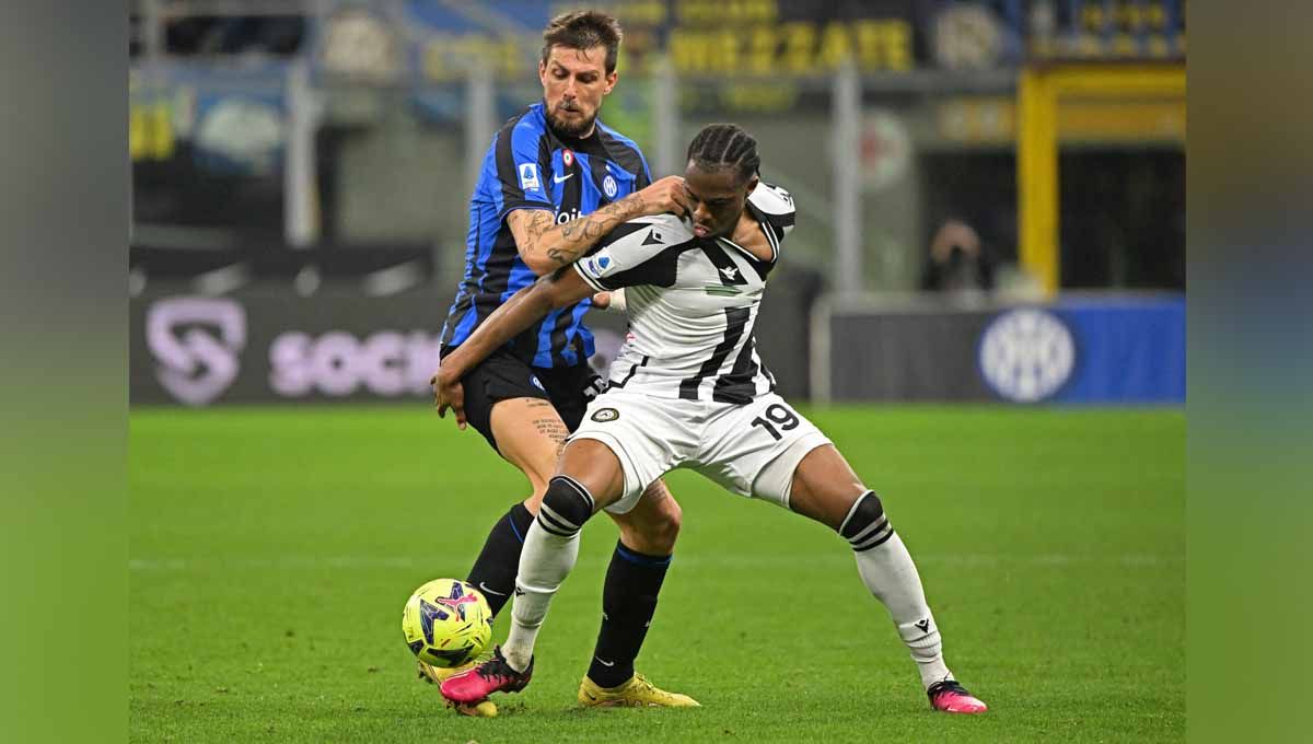 Pemain Inter Milan, Francesco Acerbi saat berebut bola dengan pemain Udinese Kingsley Ehizibue di Serie A Italia. (Foto: REUTERS/Alberto Lingria) Copyright: © REUTERS/Alberto Lingria