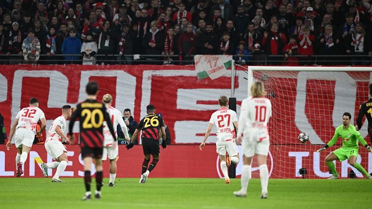 Riyad Mahrez mencetak golnya di laga RB Leipzig vs Manchester City (23/02/23). Foto: REUTERS/Annegret Hilse. Copyright: © REUTERS/Annegret Hilse